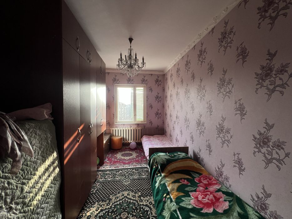 Kvartira sotiladi 4 xonali 5 etajli dom 5chi qavatta