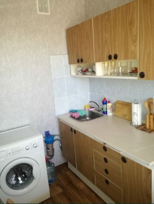 Сдаю 1кв посуточно  в 12мкр 15 дом