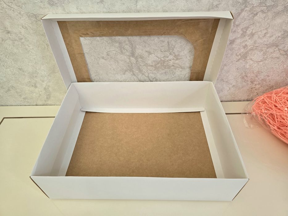 Крафт и белая коробка с окошкой