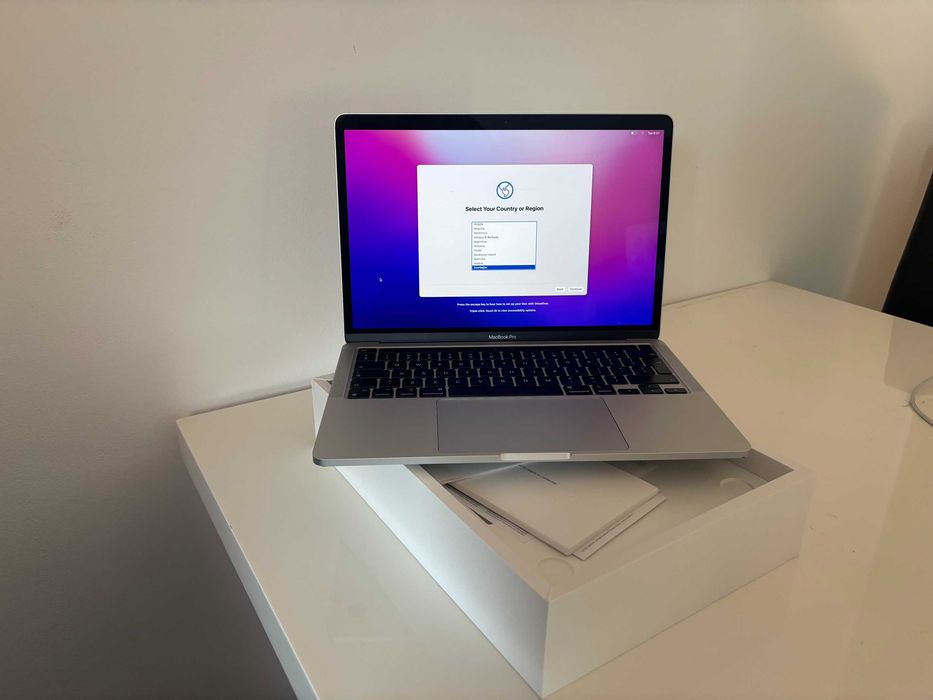 De vanzare MACBOOK PRO 13-inch, 8GB, 512 GB SSD, silver, cutie originala,