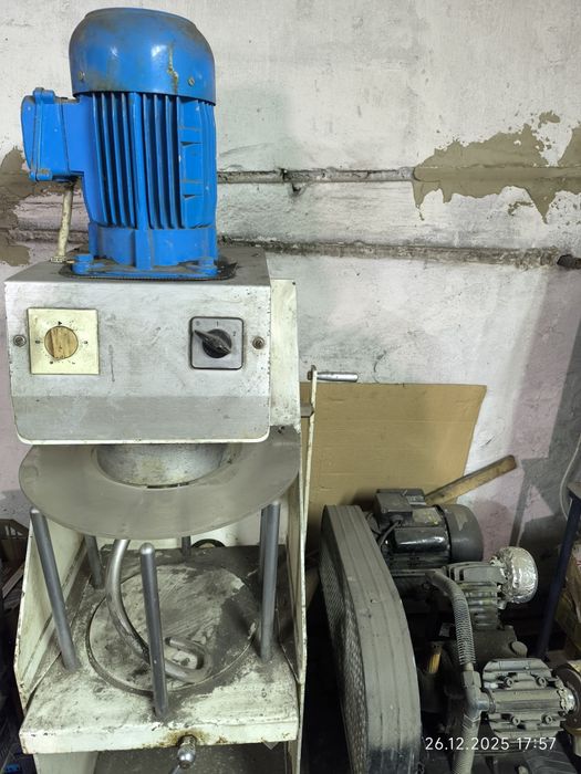 Тестомесачка трифазна,винтова, подвижен казан