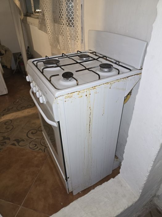 Продам газовую плиту 4 комфорки