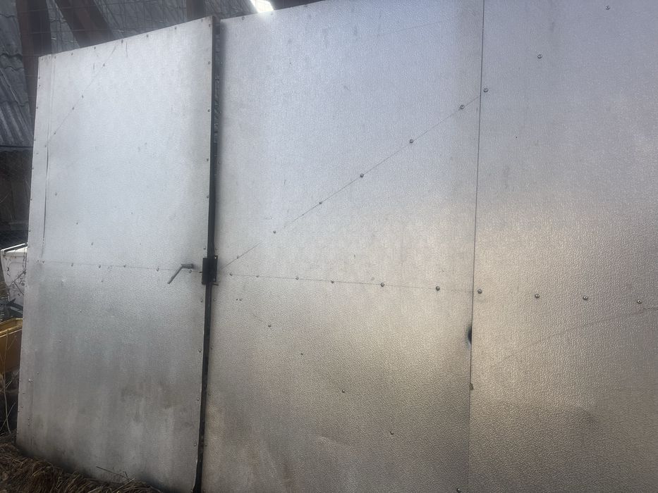 Usa garaj făcută in stare bună de funționre dimen