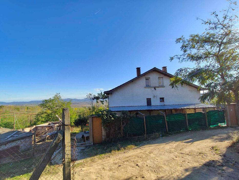 Продава вила в ж.к. Изток над блок 45, гр. Казанлък