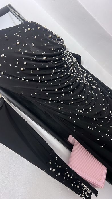 Rochie elegantă lungă neagră cu perle și drapaj