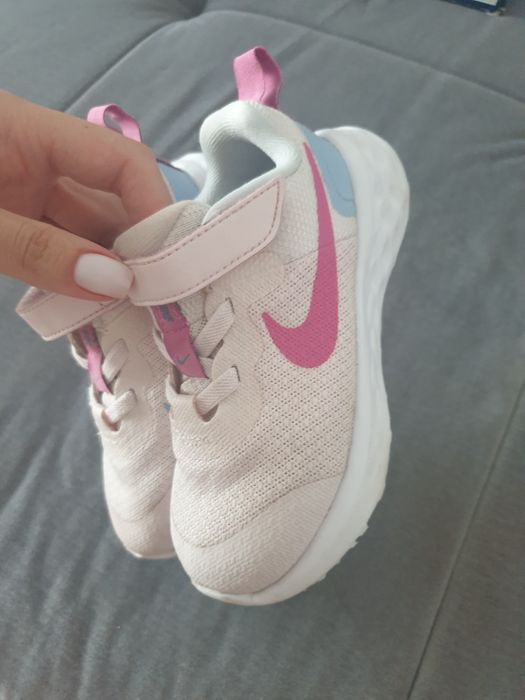 Vand adidași Nike mărimea 25