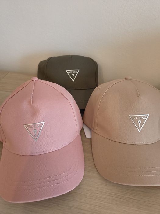 Шапки с козирка Guess