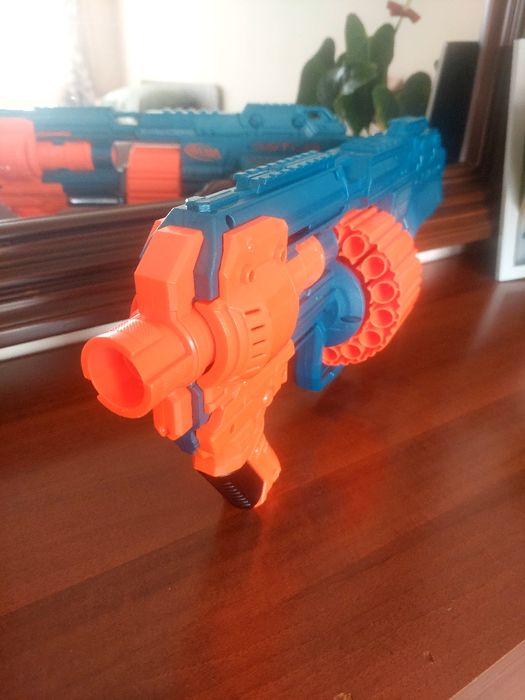Два пистолета на Нърф