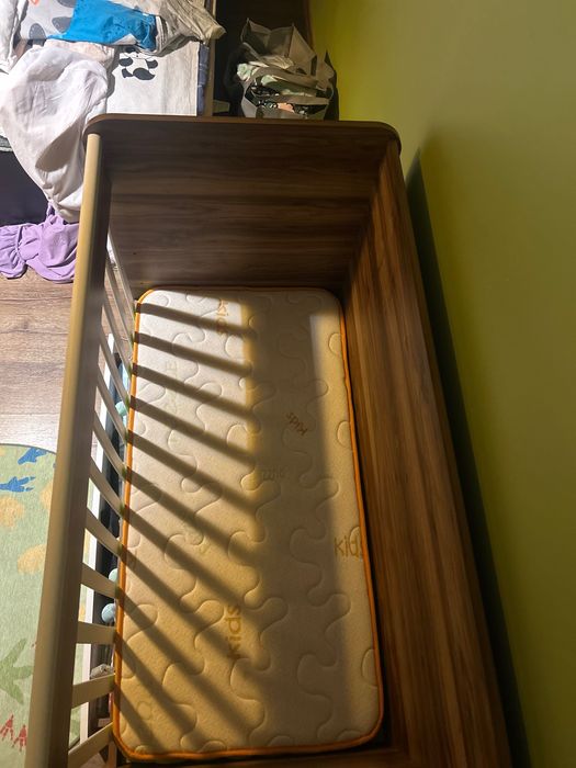 Продавам детско легло с матрак и подарък обиколници