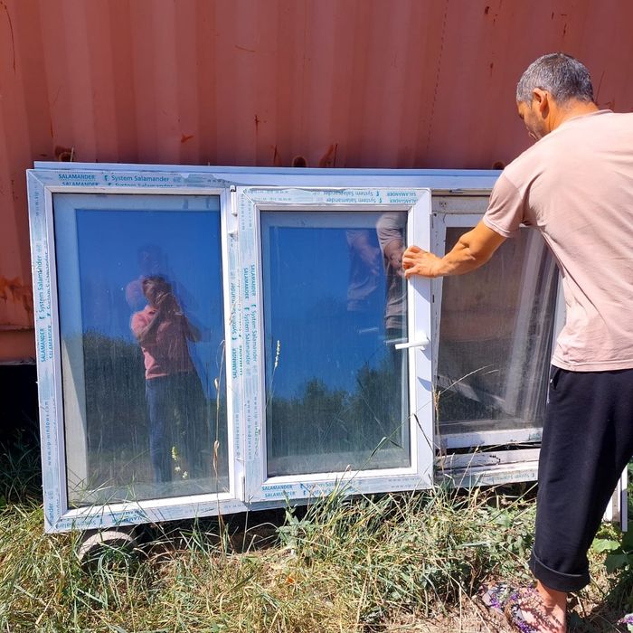 Продам два пластиковых окна