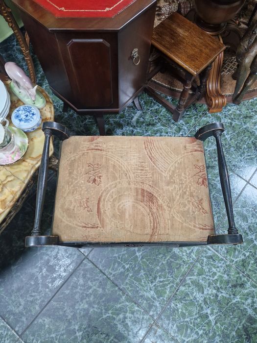 Чудесна антикварна английска дървена табуретка стол за пиано