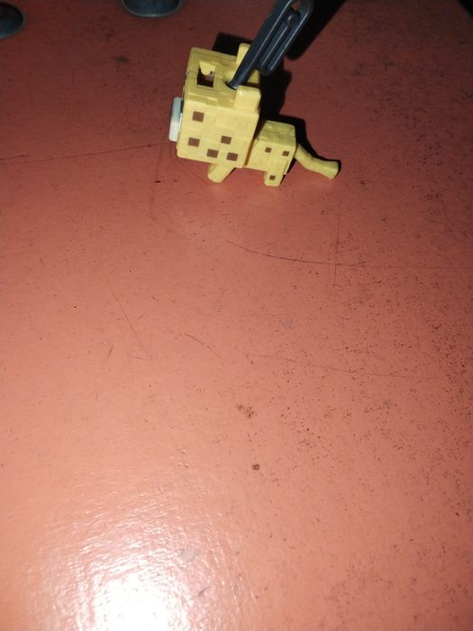 Фигурка*оцелот* из kinder joy Minecraft