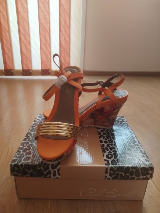 Два модела дамски сандалети