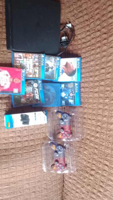 PS4 + 2 джойстика + 9 игр + станция для зарядки джойстиков