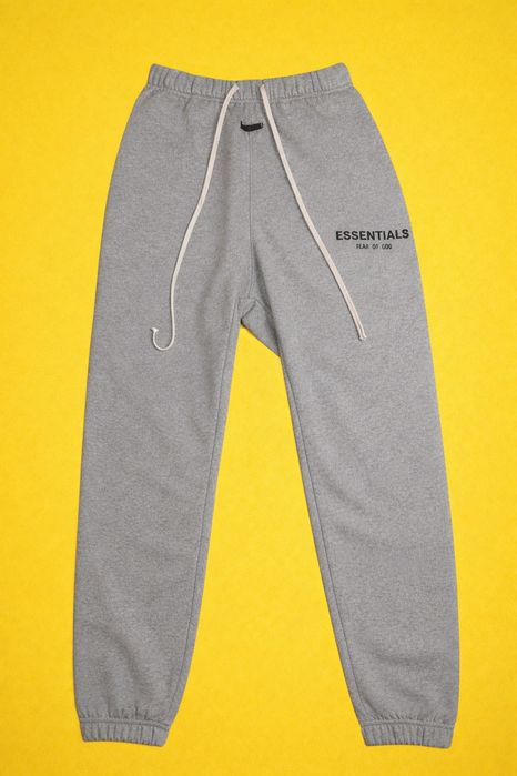 Vând set ESSENTIALS Fear of God – hanorac + pantaloni