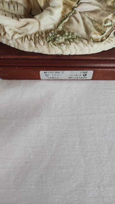 2 порцеланови статуетки дървена основа