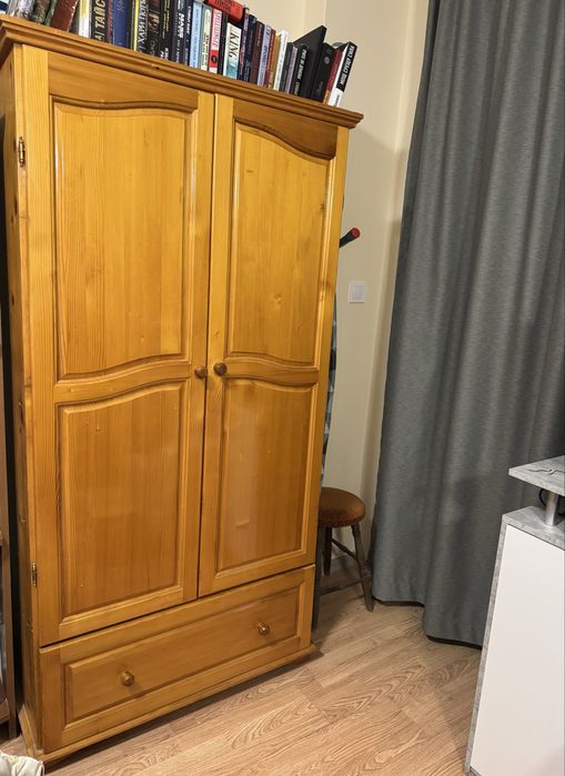 Дървен гардероб.