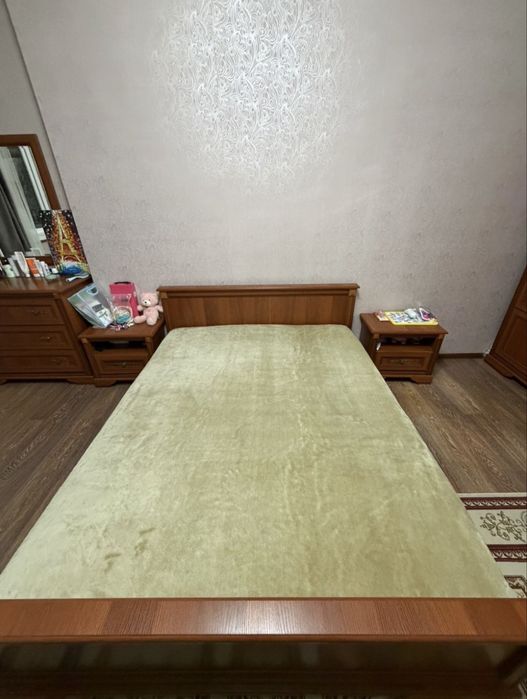 Продам кровать с маленким тумбочками