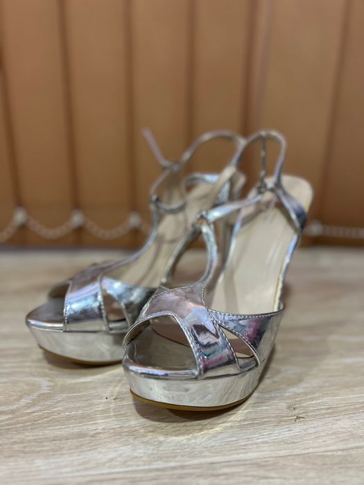 Обувки на висок ток