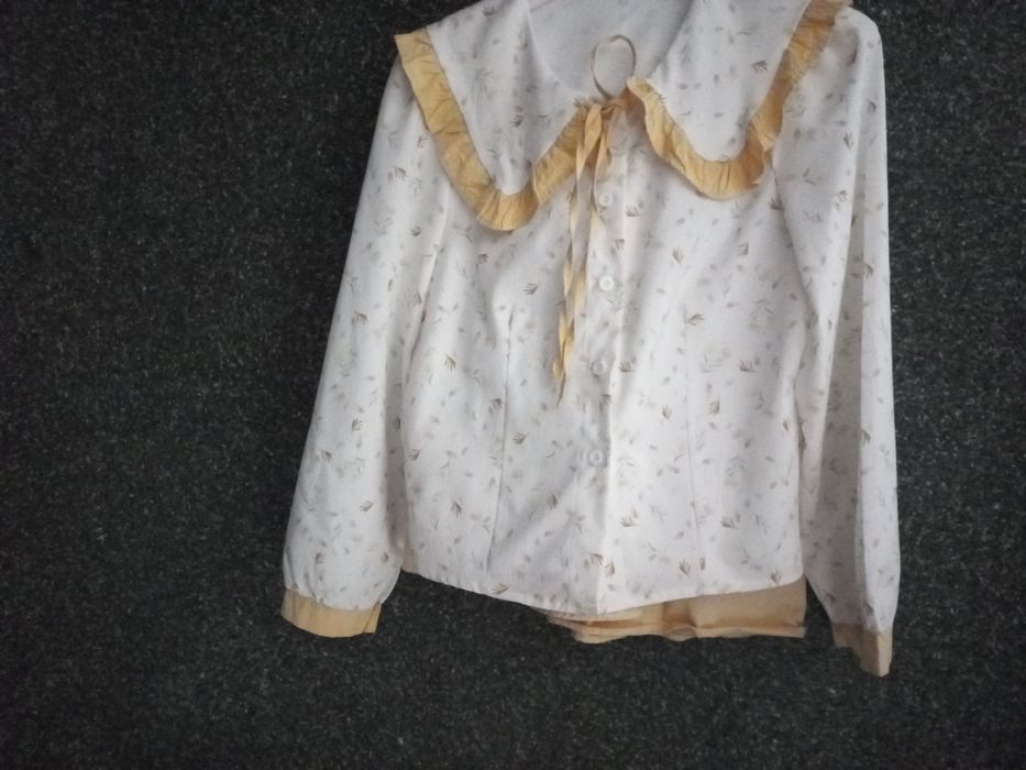 Chiroyli kiyim 1 2marta kiyilgan xolos deyarli yangi