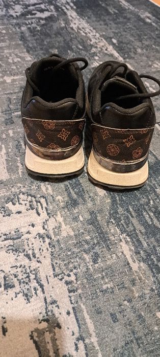 Сникърси , здрава кожа