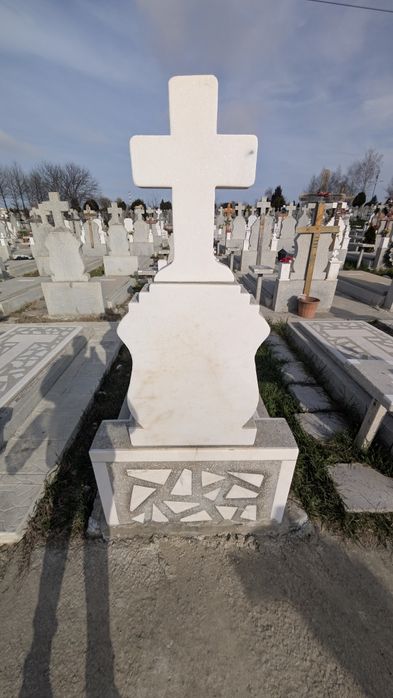 Vând/cedez concesiune loc de veci nou in cimitirul Municipal din Const