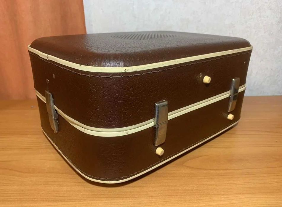 Продавам старинен руски грамофон