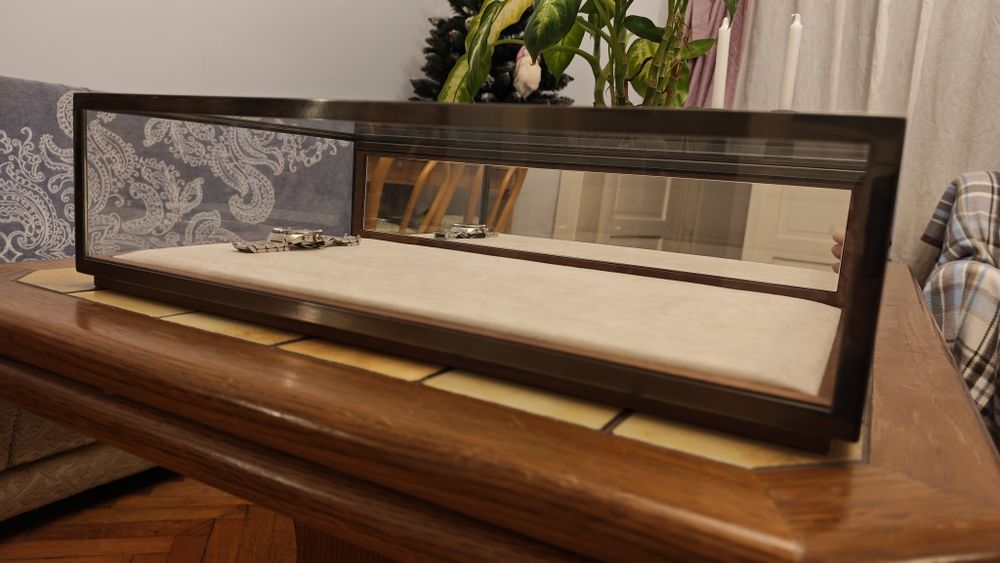 Vitrina / afisaj  / display bijuterii magazin / sufragerie