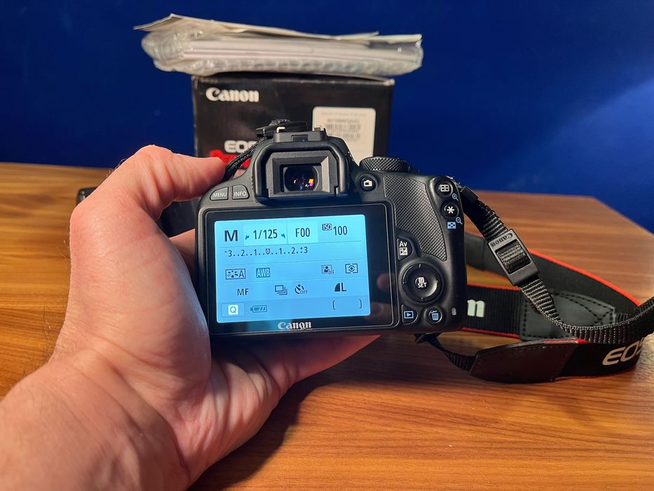 Canon EOS 100D impecabil