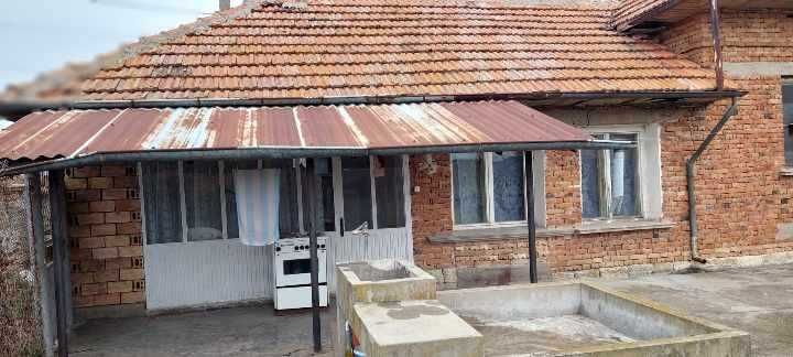 Къща с двор в с. Павел, общ. Полски Тръмбеш