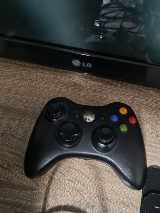 Vând xbox360 modat cu un controler,preț negociabil