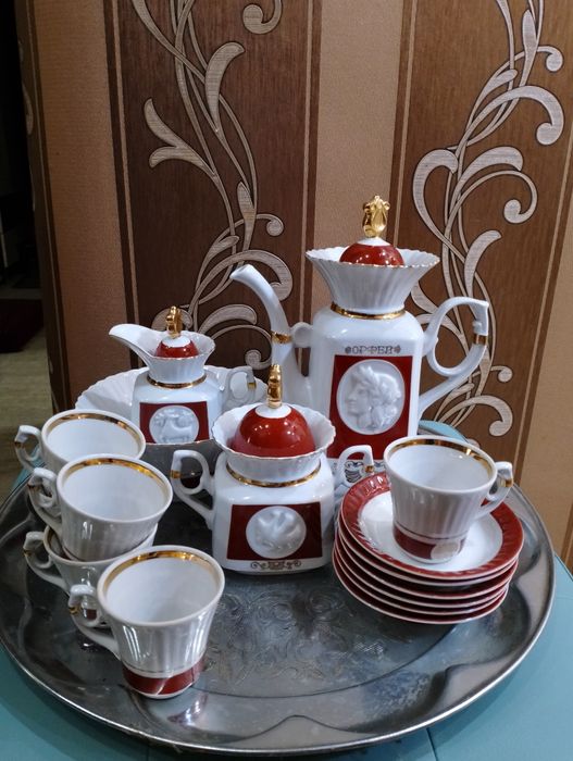 Посуда новая, не пользовались. Кофейный сервиз, чайник, супница