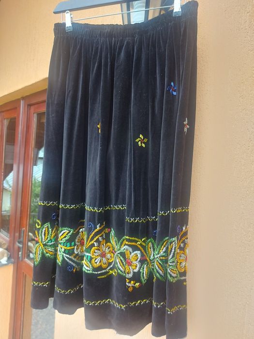 Fusta catifea cusuta manual cu margele