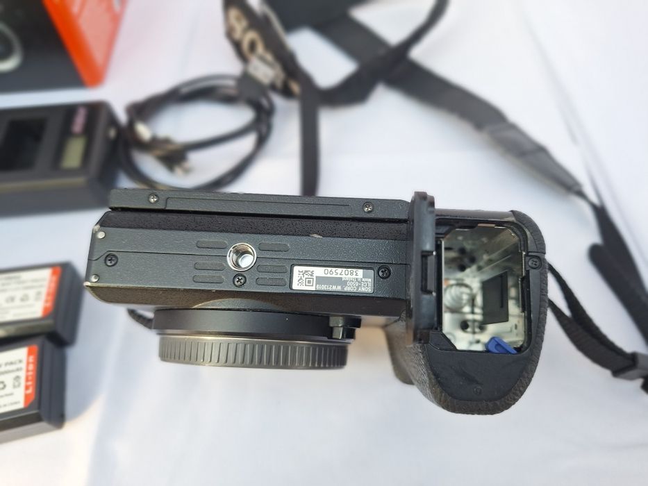 Sony a6500, grip meike, 2 încărcătoare, 4 acumulatori, obiectiv;