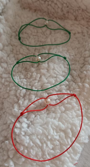 Bratari simple hand made pe snur cu rosu sau verde