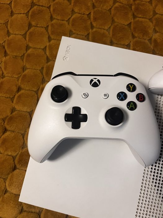Xbox one S cu FC26, GTA 5 + gift card 15€ , si 2 controllere   Stare perfecta