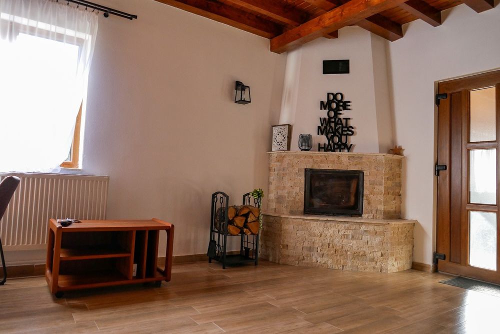 Cabana de vanzare la poalele munților Metaliferi