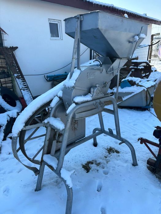 Moara cu ciocanele dupa tractor