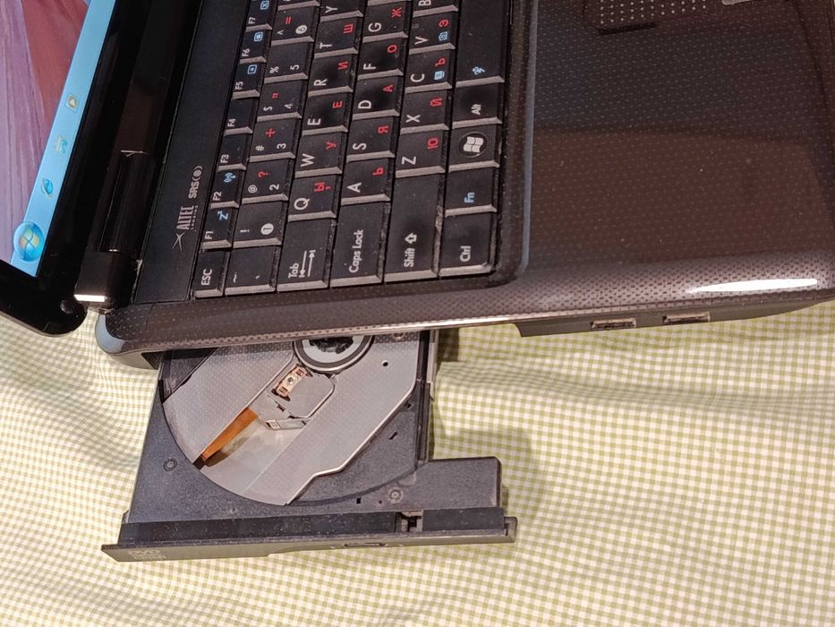 Лаптоп ASUS 15.6 // HD/LED