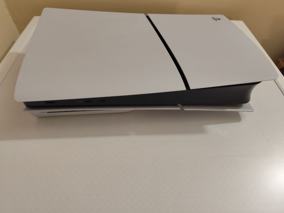 Vând consolă Sony PlayStation 5 Slim (PS5) 1TB, D-Chassis, White, în stare excelentă de funcționare și aspect, folosită cu grijă.