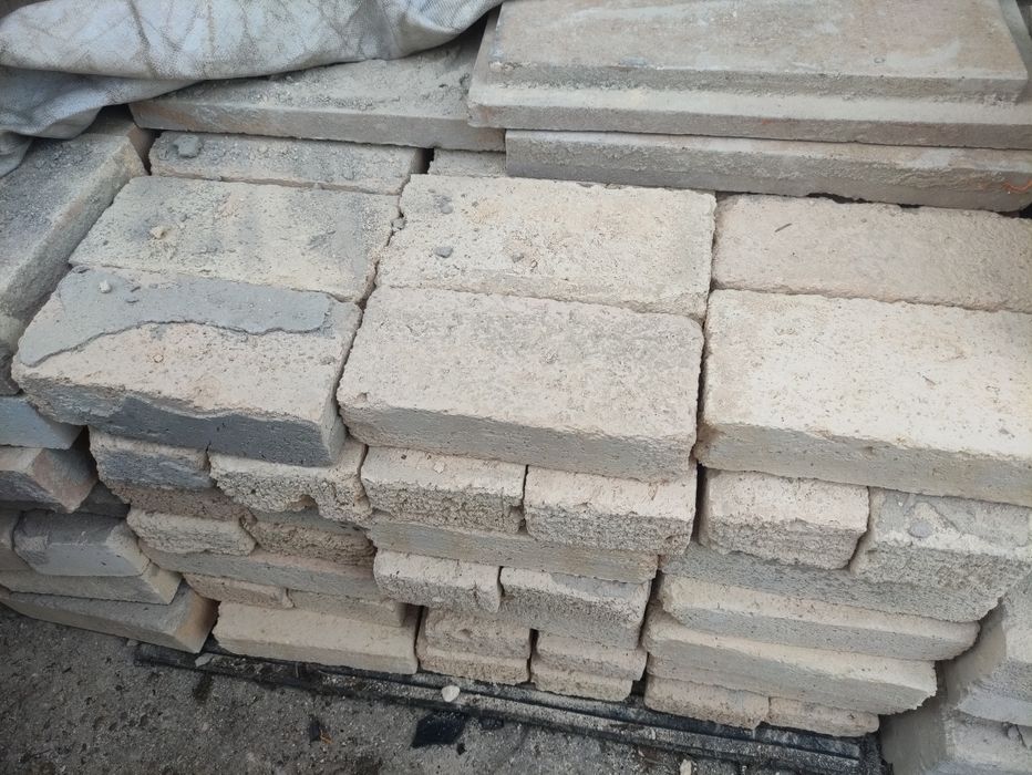 Леки Перлитени Огнеупорни ТухлиЛеки Перлитени Огнеупорни Тухли
​Налични около 100-120 броя леки перлитени тухли за термоизолация. Те са изключително л