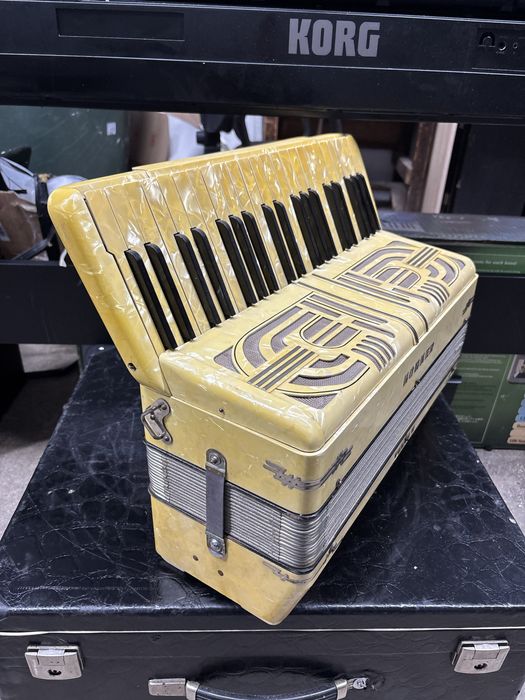 Acordeon Hohner Verdi 3 cu 120 de basi clapa scurta