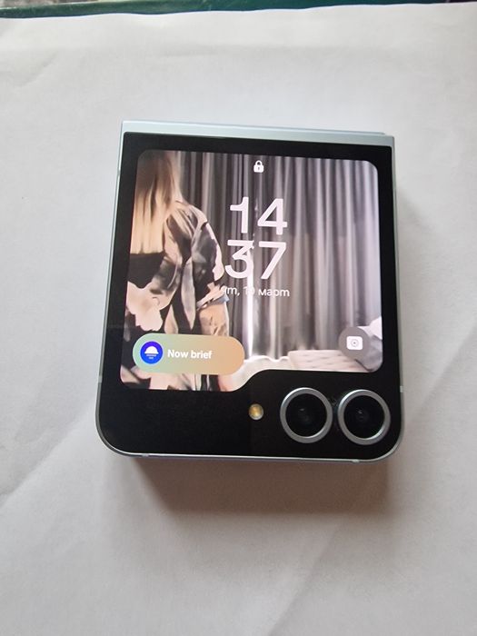 Продавам телефон Samsung Galaxy Z Flip6 5G 512GB 12GB RAM Dual