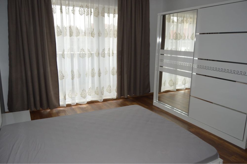 Vand apartament utilat mobilat .