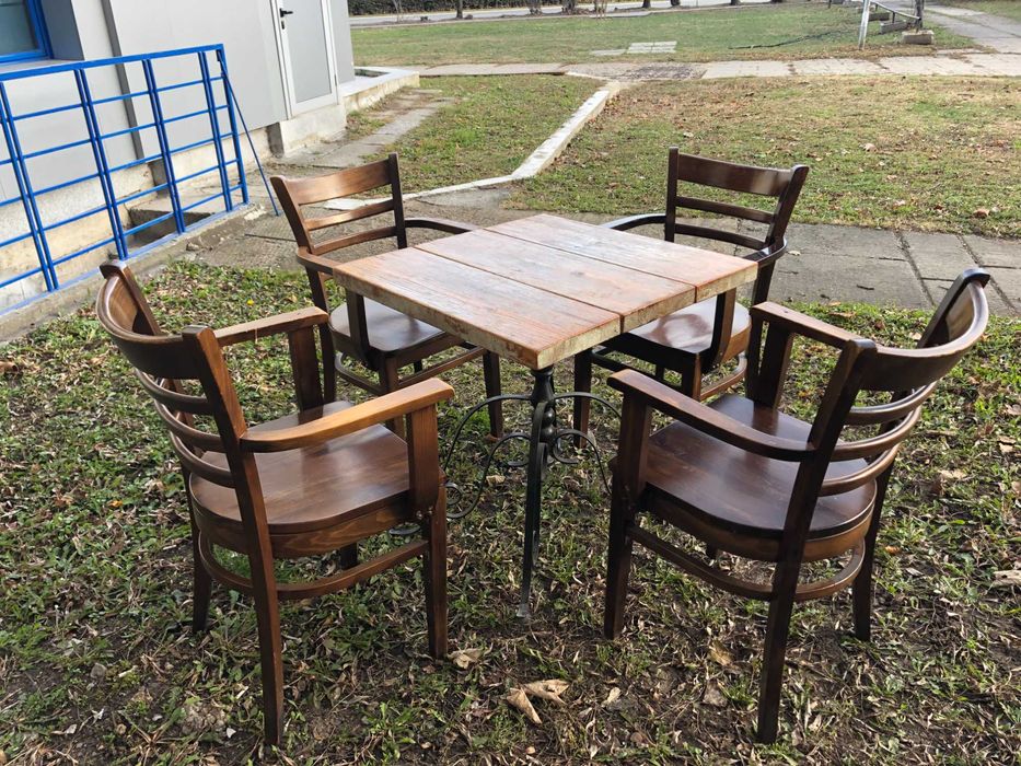 Маса от ковано желязо с виенски дървени столове