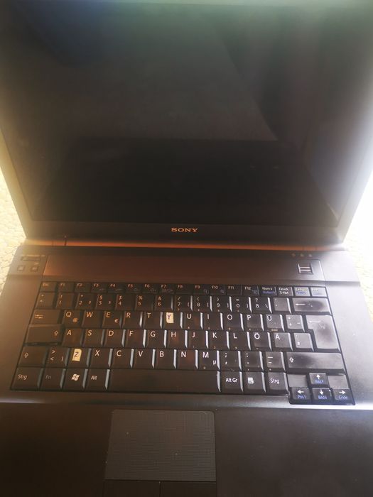 Лаптоп Sony с чанта към него