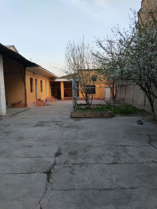 Assalomu aleykum  5 sotix 4 xona uy sotiladi