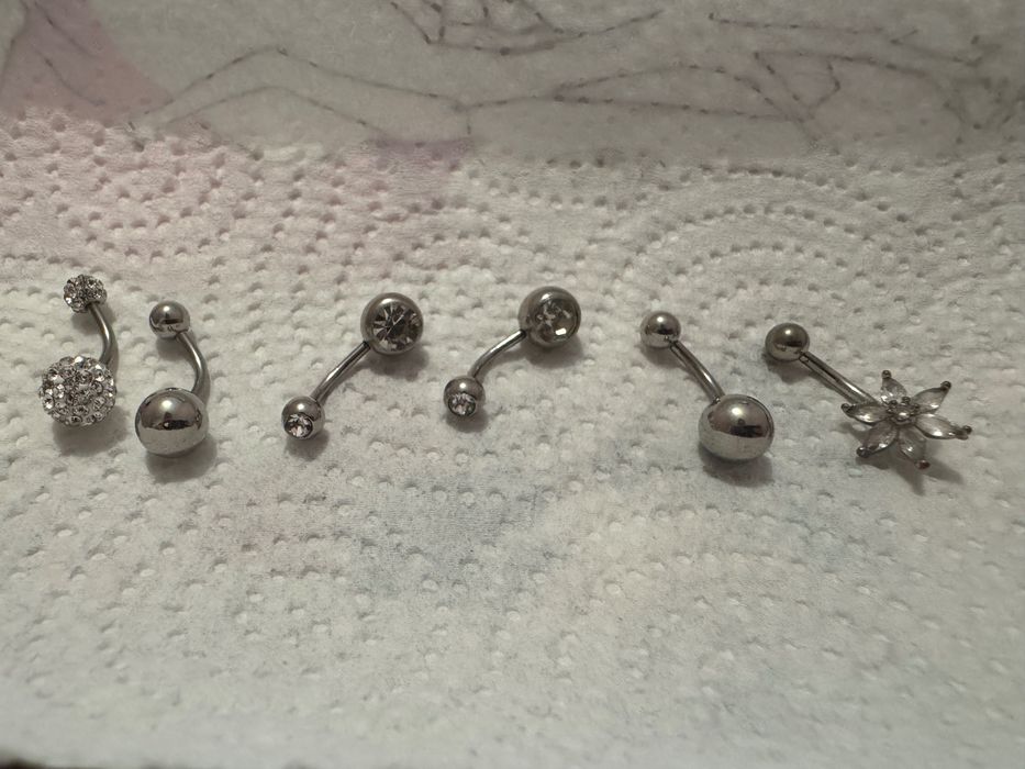 Обеци, пиърсинг пъп