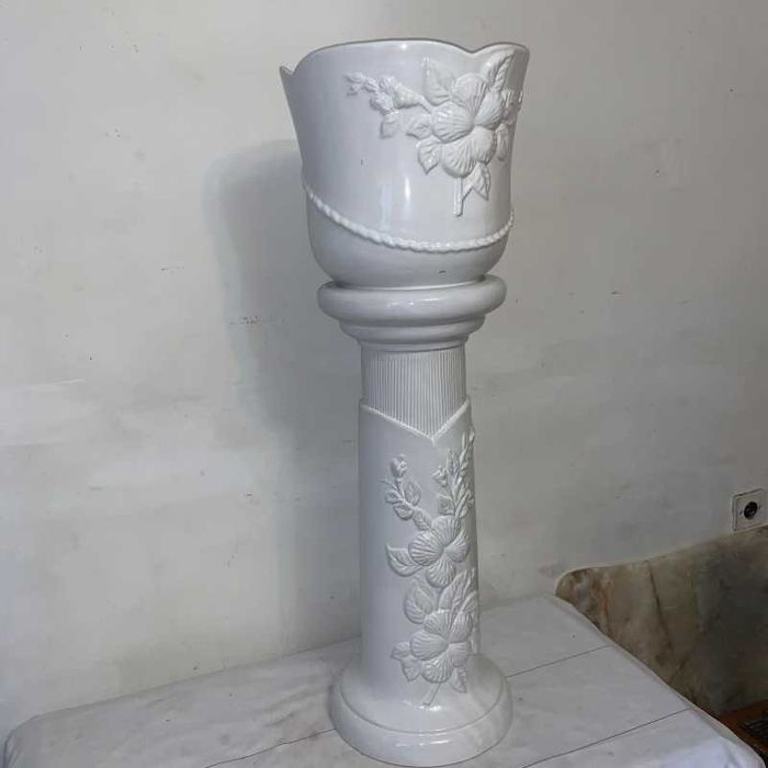 Ghiveci cu piedestal din portelan