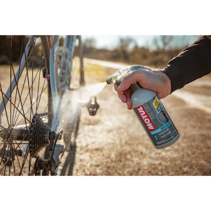 Спрей за почистване MOTUL Chain Cleaner 500ml On-road